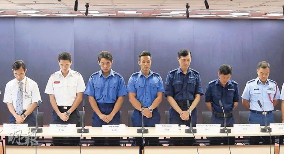 6個參與搜救的政府部門,包括消防處、警務處、醫管局、政府飛行服務隊、醫療輔助隊及聖約翰救傷隊,一同召開記者會,講述搜救過程,各人於記者會前為死難者默哀。(李澤彤攝) 6個參與搜救的政府部門,包括消防處、警務處、醫管局、政府飛行服務隊、醫療輔助隊及聖約翰救傷隊,一同召開記者會,講述搜救過程,各人於記者會前為死難者默哀。(李澤彤攝)