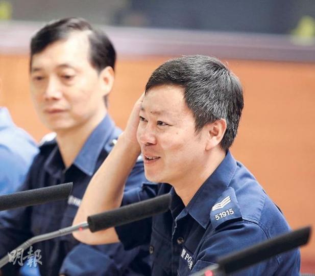 水警警長「草蜢哥」李偉謙(右)憶述,救人期間與同袍阿康均被鐵梯擊中,肋骨折斷。草蜢哥當時額頭受輕傷,但兩人仍繼續拯救被困乘客。圖左為李偉謙的上司、水警南分區指揮官梅林生。(李澤彤攝) 水警警長「草蜢哥」李偉謙(右)憶述,救人期間與同袍阿康均被鐵梯擊中,肋骨折斷。草蜢哥當時額頭受輕傷,但兩人仍繼續拯救被困乘客。圖左為李偉謙的上司、水警南分區指揮官梅林生。(李澤彤攝)
