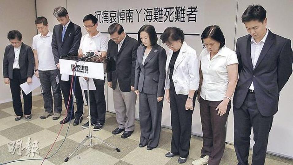 民建聯主席譚耀宗(右五)昨與立法會議員葛珮帆(右四)、陳恒鑌(左四)、何俊賢(左三)及多名離島區議員一同舉行記者會,為死難者默哀。他們要求當局加強宣傳,包括呼籲小童在船上應全程穿上救生衣等。(劉焌陶攝) 民建聯主席譚耀宗(右五)昨與立法會議員葛珮帆(右四)、陳恒鑌(左四)、何俊賢(左三)及多名離島區議員一同舉行記者會,為死難者默哀。他們要求當局加強宣傳,包括呼籲小童在船上應全程穿上救生衣等。(劉焌陶攝)