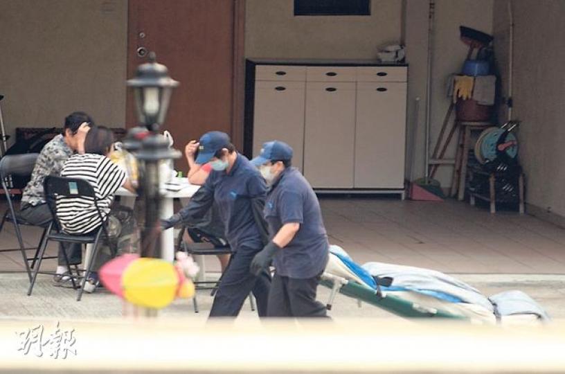 案中疑「被自殺」的印尼籍男傭工屍體,由仵工舁往殮房等候剖屍確定死因。(林智傑攝)元朗豪宅御翠園昨日揭發傷人及懷疑謀殺案件,事後警方封鎖現場深入調查。(林智傑攝) 案中疑「被自殺」的印尼籍男傭工屍體,由仵工舁往殮房等候剖屍確定死因。(林智傑攝)元朗豪宅御翠園昨日揭發傷人及懷疑謀殺案件,事後警方封鎖現場深入調查。(林智傑攝)