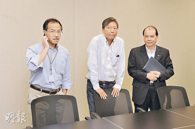 工黨主席李卓人(中)及張超雄(左)昨日就「長者生活津貼」政策與勞工及福利局長張建宗(右)會面,李卓人形容雙方不歡而散,批評張建宗「冇商冇量」,堅拒取消資產申報機制。(陳淑安攝) 工黨主席李卓人(中)及張超雄(左)昨日就「長者生活津貼」政策與勞工及福利局長張建宗(右)會面,李卓人形容雙方不歡而散,批評張建宗「冇商冇量」,堅拒取消資產申報機制。(陳淑安攝)