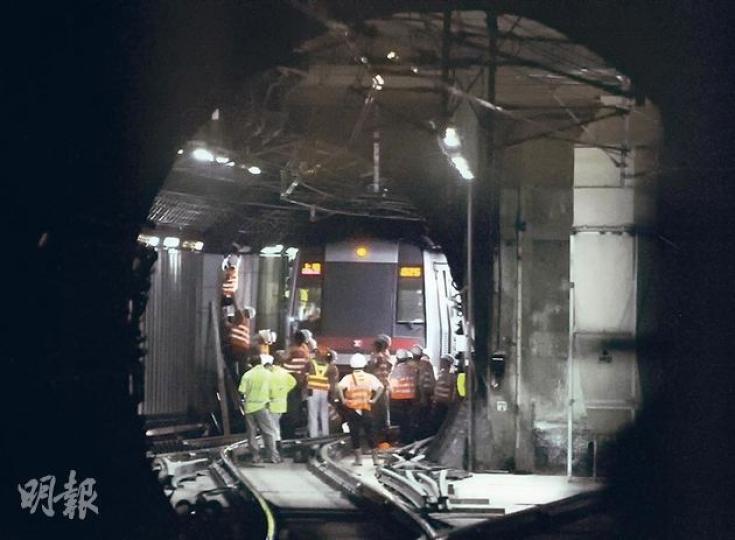 地鐵上環站隧道牆壁有鐵皮塌下擊中列車車頭,令港島線金鐘至上環站服務暫停兩小時,工人接報到場搶修鬆脫的鐵皮。(蔡方山攝)港鐵上環站隧道壁有鐵皮脫落,昨晨上班繁忙時段港島線服務受阻達兩小時,太古站(圖)、北角站都擠滿大量候車乘客,北角站更有4名乘客不適要召救護車送院。 (葉家豪攝) 地鐵上環站隧道牆壁有鐵皮塌下擊中列車車頭,令港島線金鐘至上環站服務暫停兩小時,工人接報到場搶修鬆脫的鐵皮。(蔡方山攝)港鐵上環站隧道壁有鐵皮脫落,昨晨上班繁忙時段港島線服務受阻達兩小時,太古站(圖)、北角站都擠滿大量候車乘客,北角站更有4名乘客不適要召救護車送院。 (葉家豪攝)