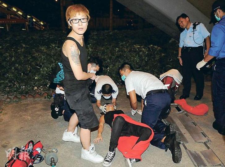 銅鑼灣發生懷疑女同志戀人雙雙跳橋事件,其中一人僅輕傷,事後守候在女友旁邊呵護備至。(蔡方山攝) 銅鑼灣發生懷疑女同志戀人雙雙跳橋事件,其中一人僅輕傷,事後守候在女友旁邊呵護備至。(蔡方山攝)