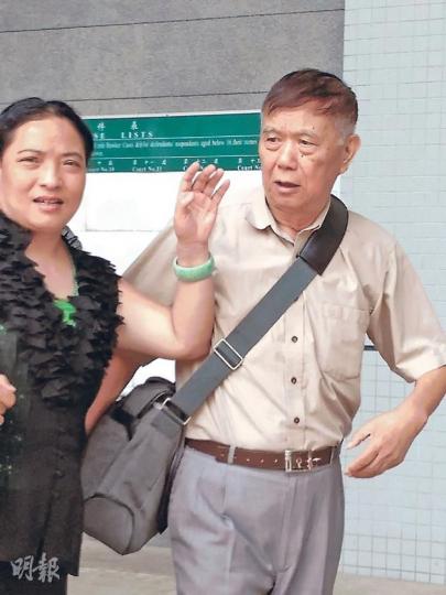 73歲古箏教師陳治國(右)昨被裁定非禮10歲女學生表面證供成立,獲准保釋。(黃建邦攝) 73歲古箏教師陳治國(右)昨被裁定非禮10歲女學生表面證供成立,獲准保釋。(黃建邦攝)