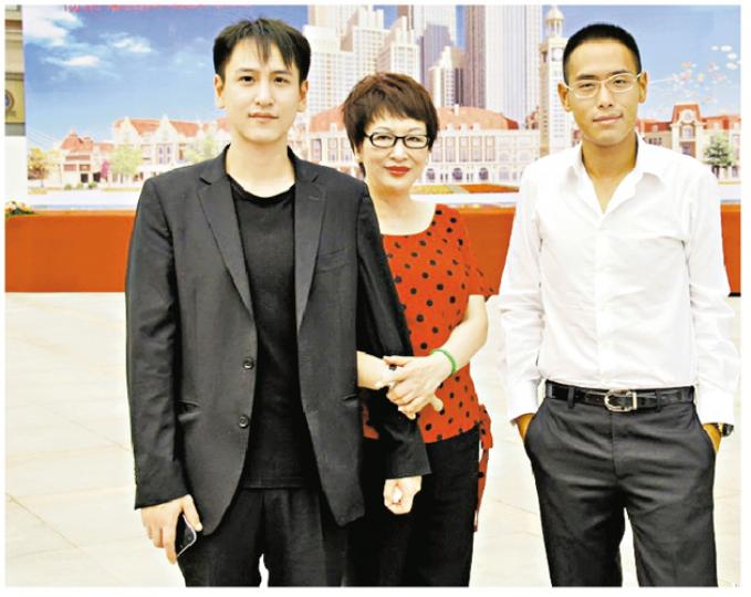 徐楓兩名兒子湯珈鋮(左)與湯子嘉(右)都盡得其真傳,靚仔兼自愛。(微博圖片)林孝賢(左)與妹妹林心兒兄妹感情十分要好。(微博圖片)林建岳(後排中)雖與謝玲玲(後排左)離婚,不過經常會因家庭聚會見面,他們更合力栽培兒子林孝賢(右一)成為接班人。(微博圖片) 徐楓兩名兒子湯珈鋮(左)與湯子嘉(右)都盡得其真傳,靚仔兼自愛。(微博圖片)林孝賢(左)與妹妹林心兒兄妹感情十分要好。(微博圖片)林建岳(後排中)雖與謝玲玲(後排左)離婚,不過經常會因家庭聚會見面,他們更合力栽培兒子林孝賢(右一)成為接班人。(微博圖片)