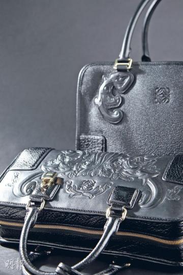 Loewe限量黑色綴浮雕圖案手袋(前)$34,800、(後)$31,800(林俊源攝) Loewe限量黑色綴浮雕圖案手袋(前)$34,800、(後)$31,800(林俊源攝)