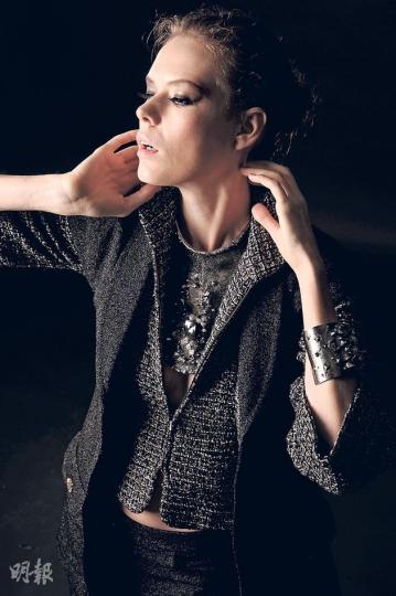 黑白色短身tweed jacket $34,200、黑色背心長外套$53,200、黑色窄腳長褲,未定價、銀色晶石頸鏈$106,400(葉思雅攝)黑色短身tweed jacket $58,400、黑色短裙,未定價、黑色窄腳長褲,未定價、灰色晶石高跟鞋$14,600、藍色手套$8100、閃石花花扣針$6400(葉思雅攝)白色短身tweed jacket $46,700、白色連身裙$50,200、白色窄腳長褲,未定價、銀色晶石手鈪,各$37,300、黑色晶石高跟鞋$14,600(葉思雅攝)藍綠色綴閃片 黑白色短身tweed jacket $34,200、黑色背心長外套$53,200、黑色窄腳長褲,未定價、銀色晶石頸鏈$106,400(葉思雅攝)黑色短身tweed jacket $58,400、黑色短裙,未定價、黑色窄腳長褲,未定價、灰色晶石高跟鞋$14,600、藍色手套$8100、閃石花花扣針$6400(葉思雅攝)白色短身tweed jacket $46,700、白色連身裙$50,200、白色窄腳長褲,未定價、銀色晶石手鈪,各$37,300、黑色晶石高跟鞋$14,600(葉思雅攝)藍綠色綴閃片