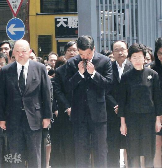 中環往南丫島的渡輪碼頭外,市民寫下心意貼在牆上,願死難者安息。(余俊亮攝) 政府總部與其他政府機關,昨日下半旗,為死難者致哀。(李紹昌攝) 政府高官默哀期間,特首梁振英(左)感觸落淚流涕,從口袋拿出黑手帕拭擦。(李紹昌攝) 港交所昨在交易大堂為死難者舉行默哀儀式。(劉焌陶攝) 南丫島上,一班居民昨日中午為死難者默哀。(余俊亮攝) 有市民帶同孩子簽署弔唁冊,為死難者送上祝福。(李紹昌攝) 中環往南丫島的渡輪碼頭外,市民寫下心意貼在牆上,願死難者安息。(余俊亮攝) 政府總部與其他政府機關,昨日下半旗,為死難者致哀。(李紹昌攝) 政府高官默哀期間,特首梁振英(左)感觸落淚流涕,從口袋拿出黑手帕拭擦。(李紹昌攝) 港交所昨在交易大堂為死難者舉行默哀儀式。(劉焌陶攝) 南丫島上,一班居民昨日中午為死難者默哀。(余俊亮攝) 有市民帶同孩子簽署弔唁冊,為死難者送上祝福。(李紹昌攝)