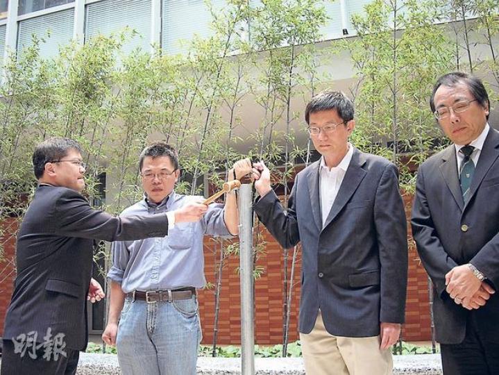 港大工程學院昨午為不幸罹難的畢業生梁家杰和古文昌舉行悼念會,院長田之楠(左一)、港大校長徐立之(右一),輪流每隔30秒敲「鐘」一次,歷時3分鐘,並由曾任教梁的機械工程系助理教授廖俊豪(左二)及曾任教古的機械工程系教授周國榮(右二)負責手持由港大音樂系借出的鐘聲器具(圖)。(周婷攝)在旺角的弔唁處,有一身黑衣黑帽的巿民在簽下悼念詞句後,即念誦妙法蓮華經超度海難死者,神情哀傷。(劉焌陶攝) 港大工程學院昨午為不幸罹難的畢業生梁家杰和古文昌舉行悼念會,院長田之楠(左一)、港大校長徐立之(右一),輪流每隔30秒敲「鐘」一次,歷時3分鐘,並由曾任教梁的機械工程系助理教授廖俊豪(左二)及曾任教古的機械工程系教授周國榮(右二)負責手持由港大音樂系借出的鐘聲器具(圖)。(周婷攝)在旺角的弔唁處,有一身黑衣黑帽的巿民在簽下悼念詞句後,即念誦妙法蓮華經超度海難死者,神情哀傷。(劉焌陶攝)