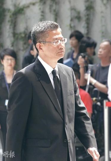 發展局長陳茂波昨午出席海難默哀儀式,沒有回應酒駕事件,但發聲明指已主動聯絡港島交通部,希望警方跟進他酒後駕車。(李紹昌攝) 發展局長陳茂波昨午出席海難默哀儀式,沒有回應酒駕事件,但發聲明指已主動聯絡港島交通部,希望警方跟進他酒後駕車。(李紹昌攝)