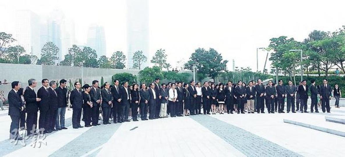 30多名立會議員及百多立會職員及助理,噚日中午喺新秘書長陳維安率領下默哀。(林凱旻攝) 30多名立會議員及百多立會職員及助理,噚日中午喺新秘書長陳維安率領下默哀。(林凱旻攝)