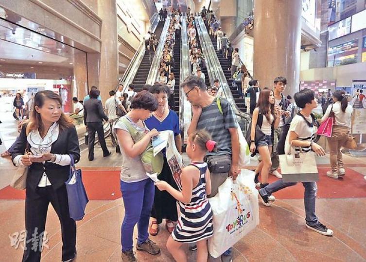規劃署報告顯示,訪港內地人次過去5年升了82%,相反港人北上消閒的數目同期跌了11%。(李澤彤攝)(明報製圖)(明報製圖) 規劃署報告顯示,訪港內地人次過去5年升了82%,相反港人北上消閒的數目同期跌了11%。(李澤彤攝)(明報製圖)(明報製圖)