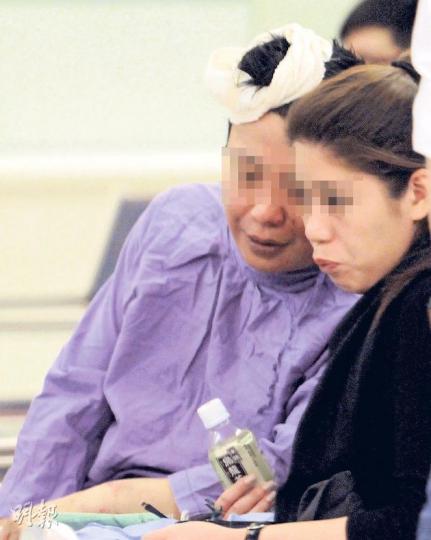 與女子闢室尋歡卻爆發混戰受傷的男事主(紫衣),在醫院內不時與「真女友(右)」傾談,未知是否欲就事件解畫,男事主其後被警方拘捕。(蔡方山攝) 與女子闢室尋歡卻爆發混戰受傷的男事主(紫衣),在醫院內不時與「真女友(右)」傾談,未知是否欲就事件解畫,男事主其後被警方拘捕。(蔡方山攝)