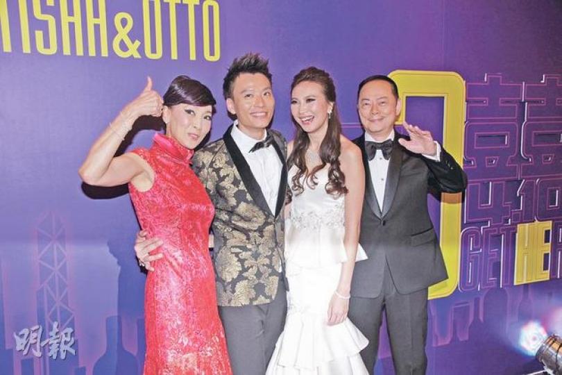 羅樂林跟太太陳寶儀喜迎女婿陳志健成為一家人。(攝影/記者:梁榮達、陳釗)陳志健跟羅苡之拍拖兩年多,終於修成正果拉埋天窗。(攝影/記者:梁榮達、陳釗)Otto用軍車取代花車接新娘,認真威水。(攝影/記者:梁榮達、陳釗)由於軍車車身太高,Otto出手抱起太太上車。(攝影/記者:梁榮達、陳釗)Otto娶得美人歸,全靠兄弟團高鈞賢及李思捷的幫忙。(攝影/記者:梁榮達、陳釗)妹妹陳寶儀嫁女,陳寶珠一家三口盛裝道賀。(攝影/記者:梁榮達、陳釗)陶大宇(左)與郭政鴻(右)結伴出席飲宴。(攝影/記者:梁榮達、陳 羅樂林跟太太陳寶儀喜迎女婿陳志健成為一家人。(攝影/記者:梁榮達、陳釗)陳志健跟羅苡之拍拖兩年多,終於修成正果拉埋天窗。(攝影/記者:梁榮達、陳釗)Otto用軍車取代花車接新娘,認真威水。(攝影/記者:梁榮達、陳釗)由於軍車車身太高,Otto出手抱起太太上車。(攝影/記者:梁榮達、陳釗)Otto娶得美人歸,全靠兄弟團高鈞賢及李思捷的幫忙。(攝影/記者:梁榮達、陳釗)妹妹陳寶儀嫁女,陳寶珠一家三口盛裝道賀。(攝影/記者:梁榮達、陳釗)陶大宇(左)與郭政鴻(右)結伴出席飲宴。(攝影/記者:梁榮達、陳