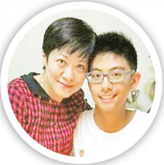 斑斑讓兒子為父親盡孝道,送別最後一程。(微博圖片) 斑斑讓兒子為父親盡孝道,送別最後一程。(微博圖片)