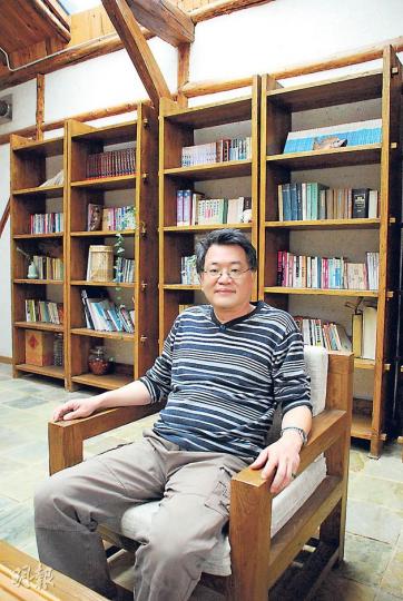 清華大學教授程曜周四起在家中絕食。(明報記者攝) 清華大學教授程曜周四起在家中絕食。(明報記者攝)