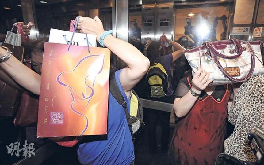 顧客臨門 一名不願透露姓名的事主（右），昨與妹妹及友人到DR醫學美容中心19樓的美容院查詢退款事宜。事主妹妹稱，其姊參加的療程不涉及抽血，但看到新聞後非常擔心。（葉家豪攝） 職員封口 位於銅鑼灣的DR醫學美容中心，昨仍有職員上班，她們沒有就事故作出回應。（葉家豪攝）