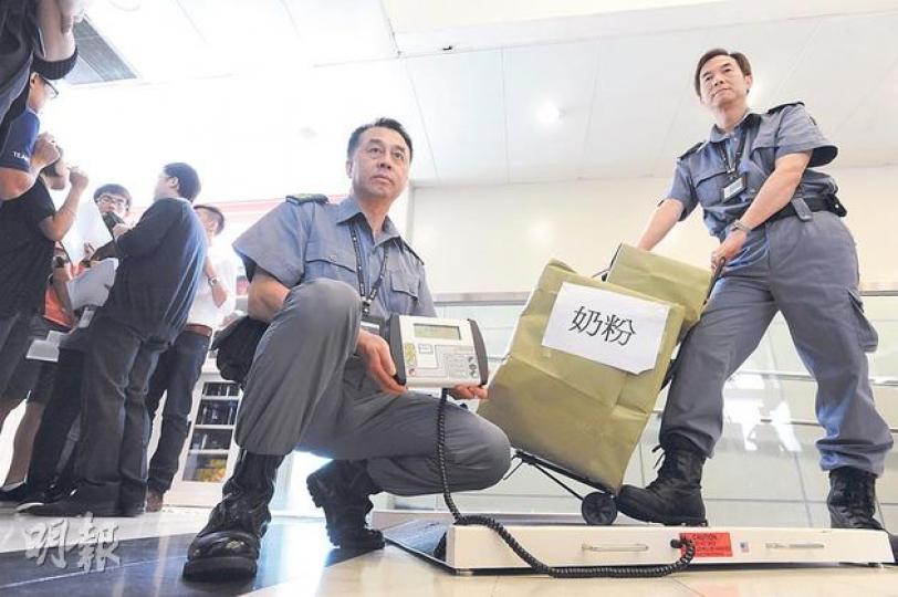 圖中的電子磅,下周二開始會在上水、粉嶺、羅湖及落馬洲4個東鐵站使用,量度行李重量,若超出32公斤,乘客將不可入閘。(尹錦恩攝) 港鐵宣布東鐵沿線下周二起限制乘客不可攜逾32公斤行李入閘,預料水貨客常帶的奶粉、飲品或紅酒等貨物,屆時數量或要大減。(尹錦恩攝) 圖中的電子磅,下周二開始會在上水、粉嶺、羅湖及落馬洲4個東鐵站使用,量度行李重量,若超出32公斤,乘客將不可入閘。(尹錦恩攝) 港鐵宣布東鐵沿線下周二起限制乘客不可攜逾32公斤行李入閘,預料水貨客常帶的奶粉、飲品或紅酒等貨物,屆時數量或要大減。(尹錦恩攝)
