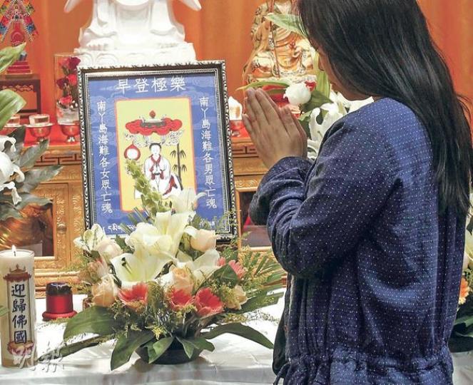 紅磡福澤殯儀館昨起一連七天為南丫島海難死者進行公祭法事，邀請各佛教團體每日為遇難者誦經，家屬和公眾人士可到場致祭。（李紹昌攝）