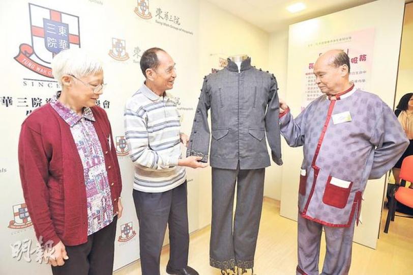 80歲的黎林（左）和雷幸（右）早前讓明愛白英奇專業學校的學生為他們設計壽衣，二人對製成品讚不絕口，更毫不忌諱穿上拍照。（葉家豪攝）