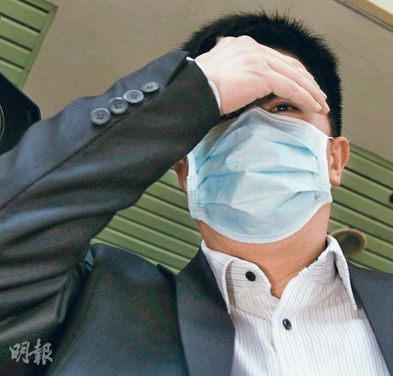 被告梁肇榮(圖),昨匆匆離開法院,登上友人的私家車離去。該車為避傳媒追訪,不顧有途人準備過馬路而「衝紅燈」,險象環生。(李紹昌攝) 面容憔悴的被告鄧貴文(圖),沒有評論對上訴是否有信心,僅稱目前仍需再與律師商討。(李紹昌攝) 被告梁肇榮(圖),昨匆匆離開法院,登上友人的私家車離去。該車為避傳媒追訪,不顧有途人準備過馬路而「衝紅燈」,險象環生。(李紹昌攝) 面容憔悴的被告鄧貴文(圖),沒有評論對上訴是否有信心,僅稱目前仍需再與律師商討。(李紹昌攝)