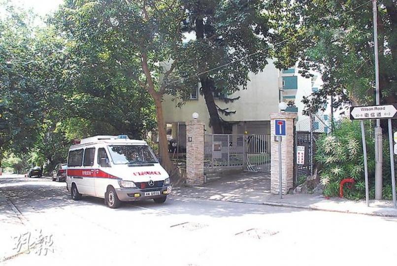 衛信道12A一市值逾2000萬豪宅遭疑賊人爬牆再從窗戶潛入爆竊,警員接報到場調查。(雲錦鋒攝)
衛信道12A一市值逾2000萬豪宅遭疑賊人爬牆再從窗戶潛入爆竊,警員接報到場調查。(雲錦鋒攝)