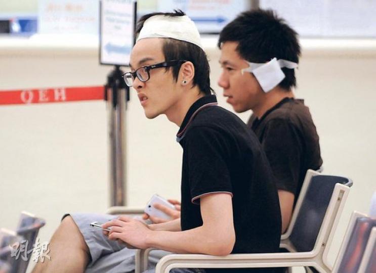 黃大仙竹園邨商場前晚有索K男以玻璃樽連環襲擊3名途人,其中兩名頭部及左耳受傷的受害人先後被送院救治,索K男則被多名警員合力拘捕。(蔡方山攝) 黃大仙竹園邨商場前晚有索K男以玻璃樽連環襲擊3名途人,其中兩名頭部及左耳受傷的受害人先後被送院救治,索K男則被多名警員合力拘捕。(蔡方山攝)