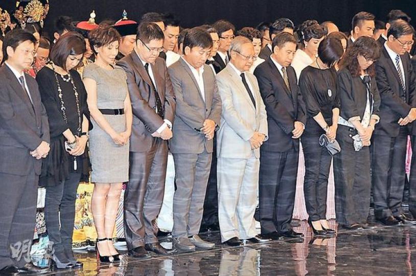 無綫老闆陳國強(左五)聯同行政人員及逾百藝員,為撞船慘劇死難者默哀3分鐘。(攝影:孫華中) 無綫老闆陳國強(左五)聯同行政人員及逾百藝員,為撞船慘劇死難者默哀3分鐘。(攝影:孫華中)