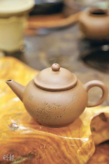 紫砂茶壺是好茶者愛用的茶壺,原料為紫砂泥,因其氣孔微細,密度高,用來泡茶,不失原味,香不渙散。(李佩雯攝) 紫砂茶壺是好茶者愛用的茶壺,原料為紫砂泥,因其氣孔微細,密度高,用來泡茶,不失原味,香不渙散。(李佩雯攝)