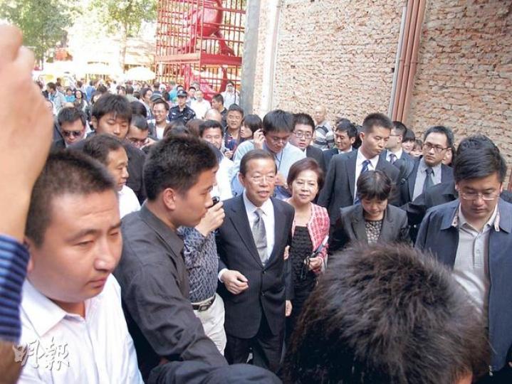 謝長廷夫婦在多人保護下參觀798藝術區,沿途引起民眾圍觀,場面一度混亂。(明報記者攝) 謝長廷夫婦在多人保護下參觀798藝術區,沿途引起民眾圍觀,場面一度混亂。(明報記者攝)