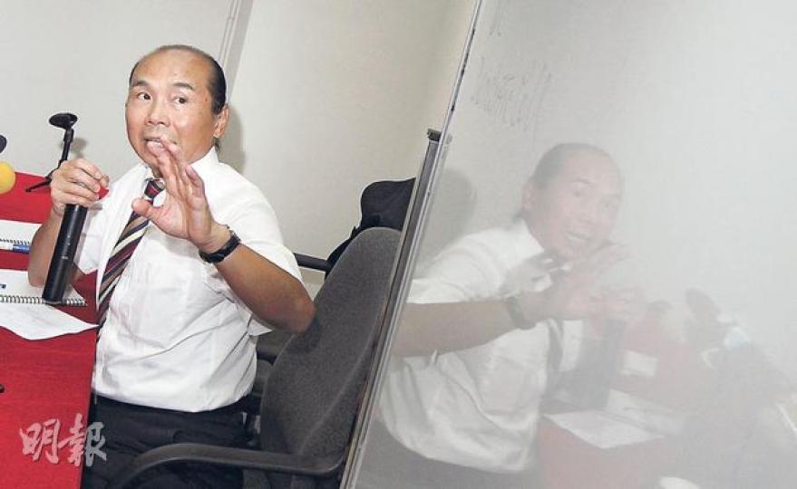 周向榮昨向記者講解DC-CIK療程,強調在集團角度,療程只是保健,非醫療行為;他只是投資者,不知道職員如何向顧客推銷服務。 (李紹昌攝) 周向榮昨向記者講解DC-CIK療程,強調在集團角度,療程只是保健,非醫療行為;他只是投資者,不知道職員如何向顧客推銷服務。 (李紹昌攝)
