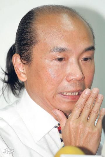 DR醫學美容集團創辦人周向榮昨首度現身解畫,表現緊張。他強調向客人推銷肇事療程,只有保健而非醫療作用。食衛局長高永文反駁,直指有關輸血程序絕對是醫學程序。(李紹昌攝)重案組探員、衛生署及政府化驗所人員,昨到科學園亞太幹細胞科研中心實驗室蒐證逾6小時。(葉家豪攝)(明報製圖)(明報製圖)(明報製圖) DR醫學美容集團創辦人周向榮昨首度現身解畫,表現緊張。他強調向客人推銷肇事療程,只有保健而非醫療作用。食衛局長高永文反駁,直指有關輸血程序絕對是醫學程序。(李紹昌攝)重案組探員、衛生署及政府化驗所人員,昨到科學園亞太幹細胞科研中心實驗室蒐證逾6小時。(葉家豪攝)(明報製圖)(明報製圖)(明報製圖)