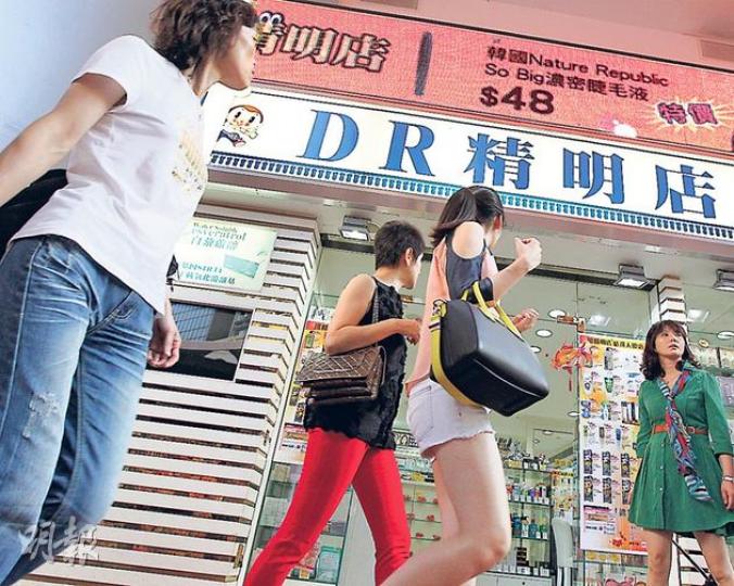 DR集團的分店昨日繼續營業,集團主席周向榮指發生事故後,集團和數名參與注射的醫生已停止所有靜脈輸液療程,但其他涉及「打針」的美容服務並無必要暫停。(李紹昌攝) DR集團的分店昨日繼續營業,集團主席周向榮指發生事故後,集團和數名參與注射的醫生已停止所有靜脈輸液療程,但其他涉及「打針」的美容服務並無必要暫停。(李紹昌攝)
