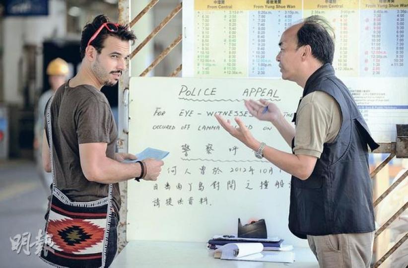 有出事港九小輪的外籍乘客(左)到榕樹灣碼頭的警方櫃位,表示要提供事故資料。(余俊亮攝)鄧女士趁昨日放假,專程由葵涌前往南丫島,向撞船死難者獻花。(余俊亮攝) 有出事港九小輪的外籍乘客(左)到榕樹灣碼頭的警方櫃位,表示要提供事故資料。(余俊亮攝)鄧女士趁昨日放假,專程由葵涌前往南丫島,向撞船死難者獻花。(余俊亮攝)