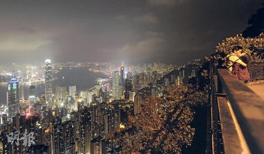 香港夜景再次蟬聯世界三大夜景,不少市民旅客都會到山頂欣賞璀璨維港景色,昨晚有情侶在浪漫氣氛下情不自禁親熱起來(右)。(余俊亮攝) 香港夜景再次蟬聯世界三大夜景,不少市民旅客都會到山頂欣賞璀璨維港景色,昨晚有情侶在浪漫氣氛下情不自禁親熱起來(右)。(余俊亮攝)