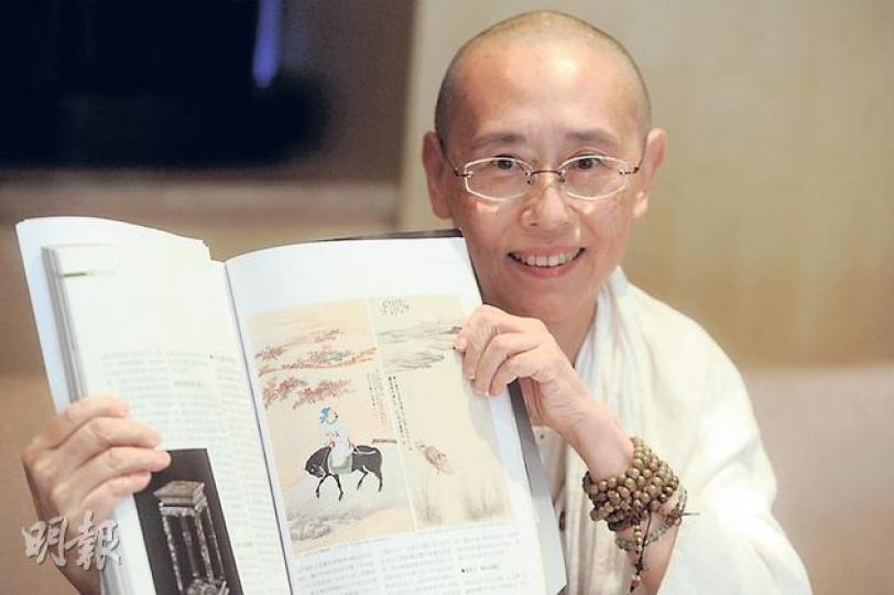 現於台大醫院做善終服務的陸介鏗(右圖),是次特意請假來港處理畫作事宜。她說,早前胞弟來電,她即買來台灣藝術雜誌《典藏》一看,驚見蘇富比廣告中,屬於亡父的畫竟在拍賣品之列。(尹錦恩攝) 現於台大醫院做善終服務的陸介鏗(右圖),是次特意請假來港處理畫作事宜。她說,早前胞弟來電,她即買來台灣藝術雜誌《典藏》一看,驚見蘇富比廣告中,屬於亡父的畫竟在拍賣品之列。(尹錦恩攝)