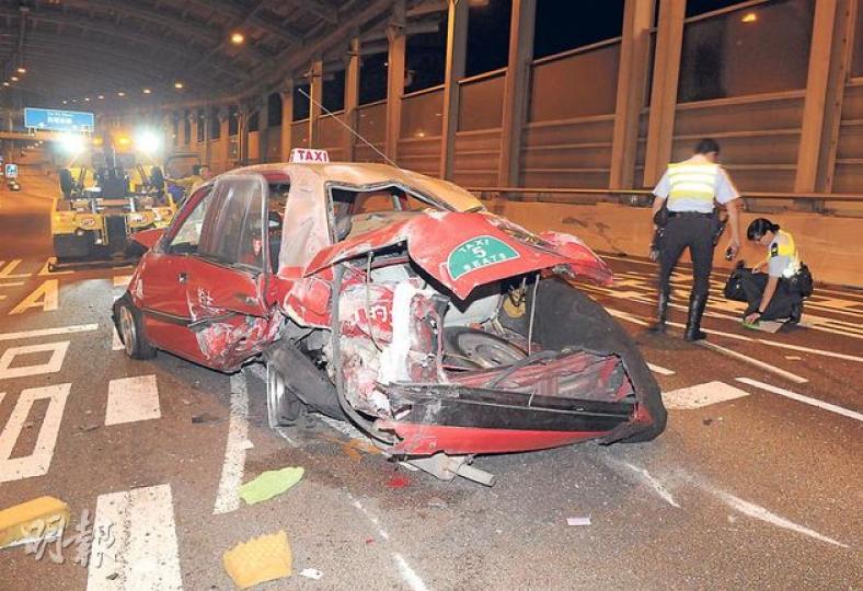 沙田青沙公路的士撞私家車意外中兩車車速均甚高,的士(上圖)與私家車碰撞後翻了幾個筋斗,全車變成廢鐵,幸司機僅受輕傷。私家車(下圖)則右邊車頭近乎「散晒」,右輪被撞至變形及幾乎「甩轆」。(蔡方山攝) 沙田青沙公路的士撞私家車意外中兩車車速均甚高,的士(上圖)與私家車碰撞後翻了幾個筋斗,全車變成廢鐵,幸司機僅受輕傷。私家車(下圖)則右邊車頭近乎「散晒」,右輪被撞至變形及幾乎「甩轆」。(蔡方山攝)