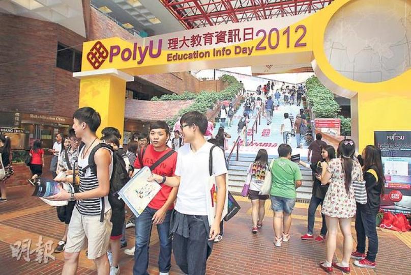 理工大學昨為第一間大學舉行資訊日,引來不少應屆文憑試學生與家長參加,學系教師及學生大使即場解答有關入學甄選及學科內容等問題。(林俊源攝)不少應屆文憑試學生擔心,只得一年統計數字參考,未能為入學作合理評估。理工大學部分熱門學系如護理學院,便設立個別選科輔導,為學生排解疑難。(林俊源攝) 理工大學昨為第一間大學舉行資訊日,引來不少應屆文憑試學生與家長參加,學系教師及學生大使即場解答有關入學甄選及學科內容等問題。(林俊源攝)不少應屆文憑試學生擔心,只得一年統計數字參考,未能為入學作合理評估。理工大學部分熱門學系如護理學院,便設立個別選科輔導,為學生排解疑難。(林俊源攝)