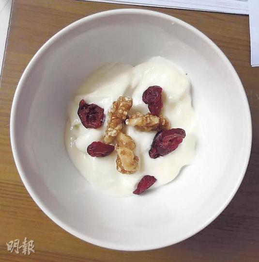 若覺原味乳酪太酸,可加些乾果、杏仁、核桃,更易入口(Sandy lam攝) 若覺原味乳酪太酸,可加些乾果、杏仁、核桃,更易入口(Sandy lam攝)