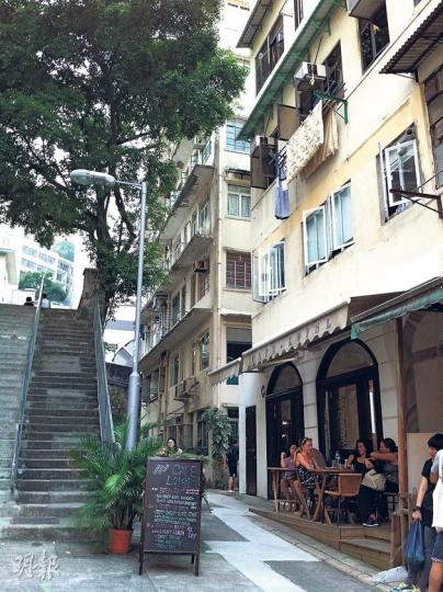 太平山街及磅巷一帶,近年逐漸有藝術家及特色小店、咖啡館、餐館進駐,多是因不敵貴租及喜愛清靜環境而從SoHo附近西遷過來,他們大都不希望興建扶手電梯令這區再次SoHo化。目前區內商業氣息仍不算太強,藝術家設立半開放的工作室,亦非消費場所;即使在假日亦很寧靜,遊人享受穿梭於街巷間拍下舊城風景,氣氛閒適。(林茵攝)(前左起)Stephen、三十會召集人Lawrence,(後左起)Helen、Katty、Gigi(林茵攝)(a) 香港首個公眾浴室(林茵攝)(b) 金字頂磚屋(林茵攝)(c) 臺巷山城(林 太平山街及磅巷一帶,近年逐漸有藝術家及特色小店、咖啡館、餐館進駐,多是因不敵貴租及喜愛清靜環境而從SoHo附近西遷過來,他們大都不希望興建扶手電梯令這區再次SoHo化。目前區內商業氣息仍不算太強,藝術家設立半開放的工作室,亦非消費場所;即使在假日亦很寧靜,遊人享受穿梭於街巷間拍下舊城風景,氣氛閒適。(林茵攝)(前左起)Stephen、三十會召集人Lawrence,(後左起)Helen、Katty、Gigi(林茵攝)(a) 香港首個公眾浴室(林茵攝)(b) 金字頂磚屋(林茵攝)(c) 臺巷山城(林