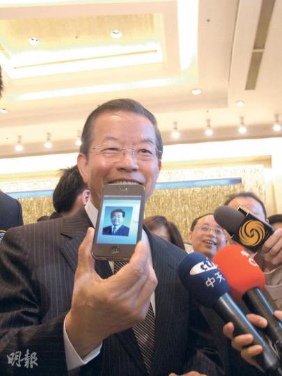 謝長廷昨日笑說手機中存有賈慶林的照片,以防認錯人。(明報記者攝)來自台灣高雄的女選手鄧杞祝一見到謝長廷(右三)即說「見到你很有安全感」,更主動上前擁抱。(明報記者攝) 謝長廷昨日笑說手機中存有賈慶林的照片,以防認錯人。(明報記者攝)來自台灣高雄的女選手鄧杞祝一見到謝長廷(右三)即說「見到你很有安全感」,更主動上前擁抱。(明報記者攝)