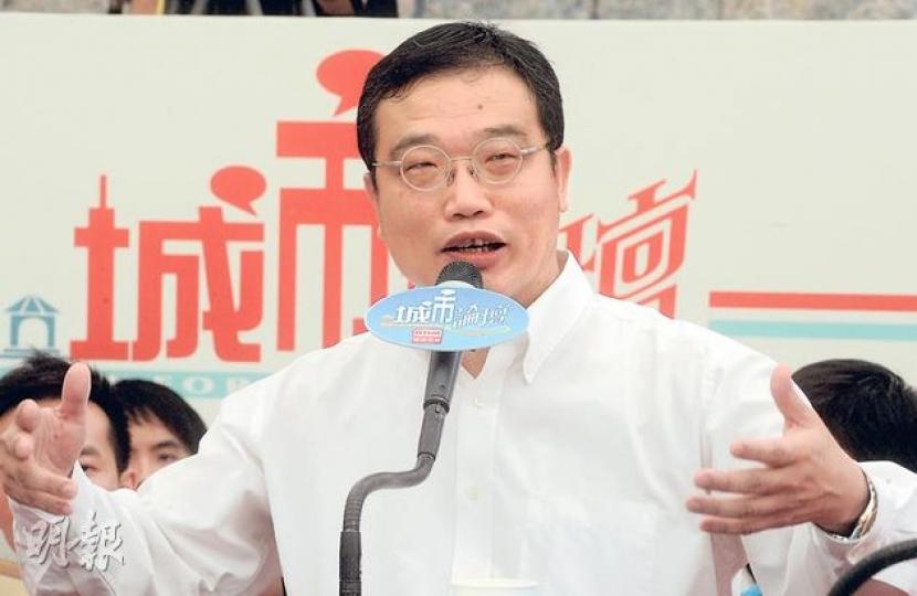 行政會議成員張志剛昨在《城市論壇》認為,市民和學生不應該選擇在國慶日示威,並反問﹕「是否一定要那日做?」(尹錦恩攝)學民思潮召集人黃之鋒質疑,國慶日抬走升旗禮會場穿黑衣者的是灣仔區總督察,並非民政事務總署人員,但警方一直否認。(尹錦恩攝) 行政會議成員張志剛昨在《城市論壇》認為,市民和學生不應該選擇在國慶日示威,並反問﹕「是否一定要那日做?」(尹錦恩攝)學民思潮召集人黃之鋒質疑,國慶日抬走升旗禮會場穿黑衣者的是灣仔區總督察,並非民政事務總署人員,但警方一直否認。(尹錦恩攝)