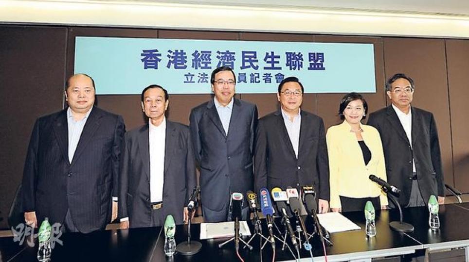 由梁君彥(左三)擔任主席的香港經濟民生聯盟昨日成立,手握7票成為議會內第二大政團,成員包括張華峯(左起)、劉皇發、梁君彥、林健鋒、梁美芬、盧偉國,另一成員石禮謙在經民聯中擔任秘書長,但昨日因不在港而沒有出席記者會。(陳淑安攝) 由梁君彥(左三)擔任主席的香港經濟民生聯盟昨日成立,手握7票成為議會內第二大政團,成員包括張華峯(左起)、劉皇發、梁君彥、林健鋒、梁美芬、盧偉國,另一成員石禮謙在經民聯中擔任秘書長,但昨日因不在港而沒有出席記者會。(陳淑安攝)