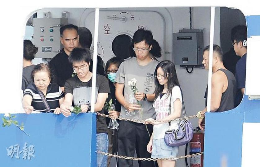 部分死難者家屬代表,在20名法師陪同下,前往海難現場進行法事,有家屬將鮮花投放入海,哀悼逝世親人。(鄧宗弘攝)約50人昨晚響應網上呼籲,到政府總部外燃起39個燭台默哀,又向紀律部隊送上感謝信,保安局派代表接收。( 鄧宗弘攝) 部分死難者家屬代表,在20名法師陪同下,前往海難現場進行法事,有家屬將鮮花投放入海,哀悼逝世親人。(鄧宗弘攝)約50人昨晚響應網上呼籲,到政府總部外燃起39個燭台默哀,又向紀律部隊送上感謝信,保安局派代表接收。( 鄧宗弘攝)