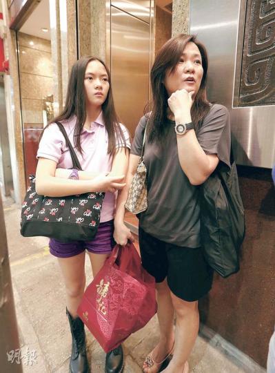 食客黃女士(右)笑言對招牌燒鵝情有獨鍾,十多歲的女兒(左)「由細食到大」。(李澤彤攝) 食客黃女士(右)笑言對招牌燒鵝情有獨鍾,十多歲的女兒(左)「由細食到大」。(李澤彤攝)
