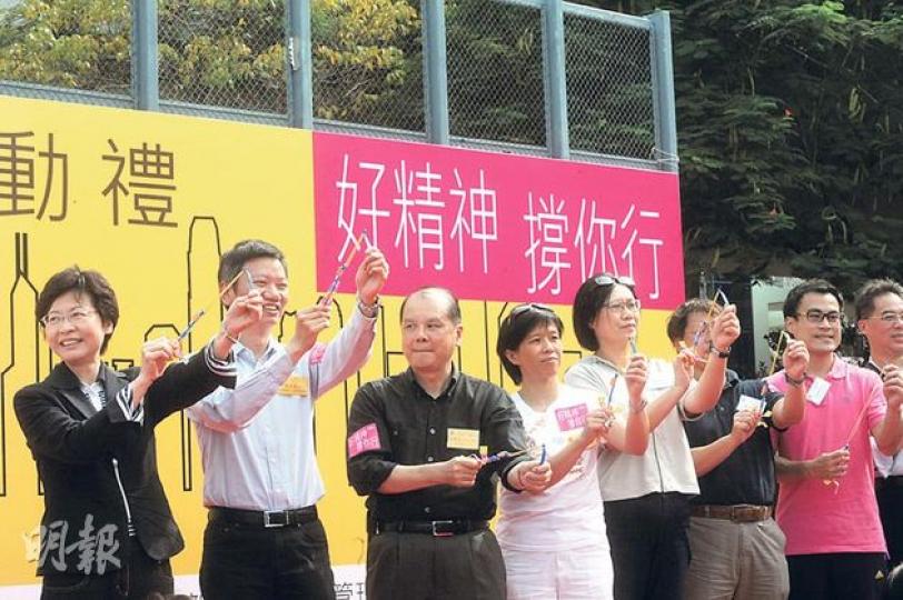 政務司長林鄭月娥(左一)、勞福局長張建宗(左三)噚日出席「精神健康月」活動時身穿素色衣服,唯獨工聯會新丁議員郭偉強(右二)就著咗件粉紅色衫,喺一片素色中「突圍而出」。(尹錦恩攝) 政務司長林鄭月娥(左一)、勞福局長張建宗(左三)噚日出席「精神健康月」活動時身穿素色衣服,唯獨工聯會新丁議員郭偉強(右二)就著咗件粉紅色衫,喺一片素色中「突圍而出」。(尹錦恩攝)