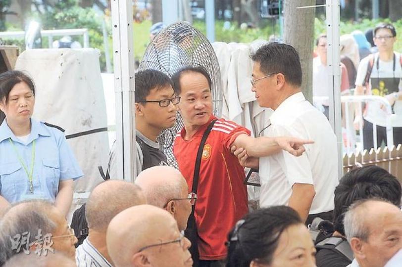 黃之鋒噚日出席《城市論壇》畀維園阿叔圍攻辱罵,其中一人(紅衣者)仲不停以粗口鬧之鋒,最終主持謝志峰趕佢出場。(尹錦恩攝) 黃之鋒噚日出席《城市論壇》畀維園阿叔圍攻辱罵,其中一人(紅衣者)仲不停以粗口鬧之鋒,最終主持謝志峰趕佢出場。(尹錦恩攝)