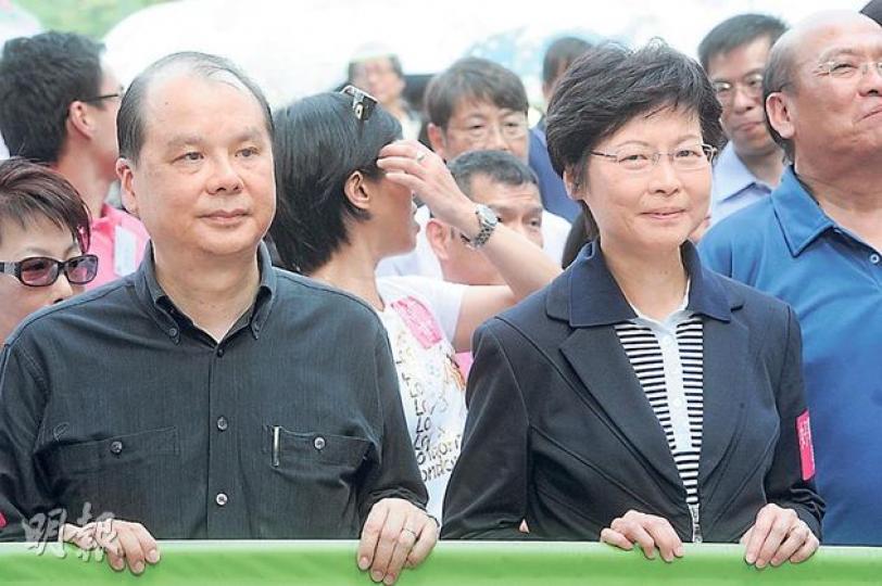 政務司長林鄭月娥(右)和勞工及福利局長張建宗(左),昨日出席公開活動後一同會見記者,回應長者生活津貼爭議。(尹錦恩攝) 政務司長林鄭月娥(右)和勞工及福利局長張建宗(左),昨日出席公開活動後一同會見記者,回應長者生活津貼爭議。(尹錦恩攝)