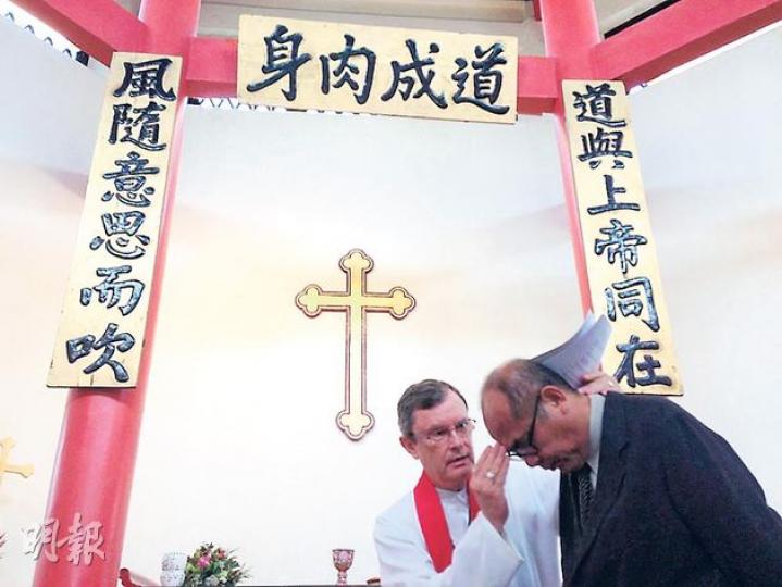 岑建勳前日在沙田道風山教堂受浸。(微博圖片)岑建勳前妻謝寧(左三)見證受浸,並與陳法蓉、蔡少芬、毛舜筠及韓馬利出席。(微博圖片) 岑建勳前日在沙田道風山教堂受浸。(微博圖片)岑建勳前妻謝寧(左三)見證受浸,並與陳法蓉、蔡少芬、毛舜筠及韓馬利出席。(微博圖片)