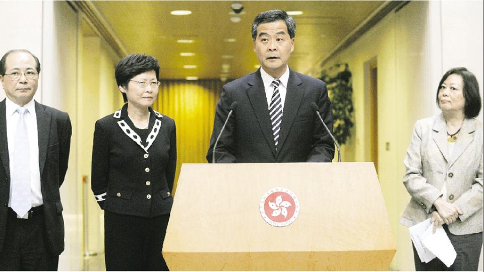 行政長官梁振英(右二)昨接納開展國教科委員會建議,正式宣布政府擱置國教科課程指引,未來不會重推官方、規範性課程指引,但不會撤科。右一為開展國教科委員會主席胡紅玉,左一為教育局長吳克儉,左二為政務司長林鄭月娥。(余俊亮攝)經歷3個月抗爭,民間反對國教科大聯盟終於迫使政府讓步擱置課程指引。大聯盟昨在政府公布擱置指引後召開記者會,表示對政府的決定「收貨」。會上,家長關注組發起人陳惜姿(前排右一)、教協副會長黃克廉(前排右二)及學民思潮召集人黃之鋒(前排左二)都露出歡顏。(余俊亮攝) 行政長官梁振英(右二)昨接納開展國教科委員會建議,正式宣布政府擱置國教科課程指引,未來不會重推官方、規範性課程指引,但不會撤科。右一為開展國教科委員會主席胡紅玉,左一為教育局長吳克儉,左二為政務司長林鄭月娥。(余俊亮攝)經歷3個月抗爭,民間反對國教科大聯盟終於迫使政府讓步擱置課程指引。大聯盟昨在政府公布擱置指引後召開記者會,表示對政府的決定「收貨」。會上,家長關注組發起人陳惜姿(前排右一)、教協副會長黃克廉(前排右二)及學民思潮召集人黃之鋒(前排左二)都露出歡顏。(余俊亮攝)